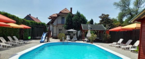 Ferienhaus mit Pool, Spielplatz und Garten